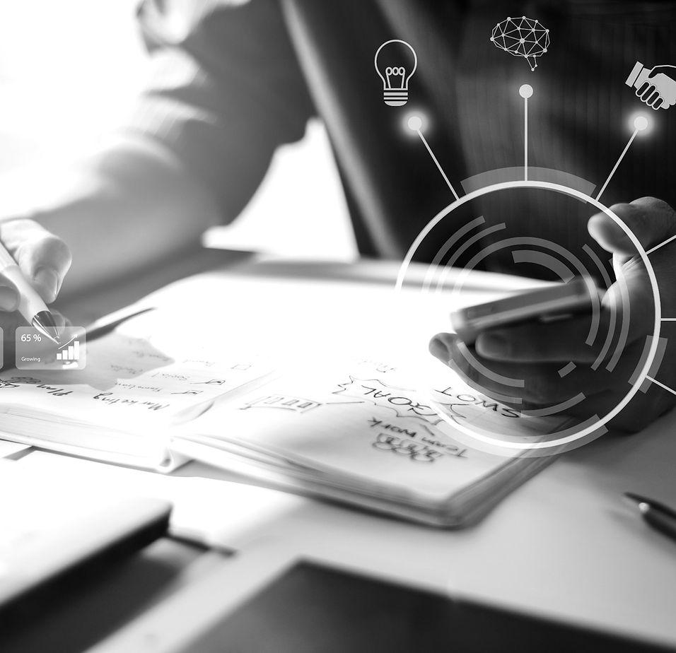 Empresário analisando relatório financeiro com gráficos de realidade aumentada